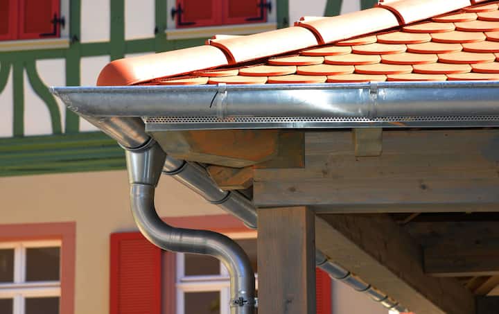 Corrosion-resistant steel gutters for effective rainwater drainage in Katy